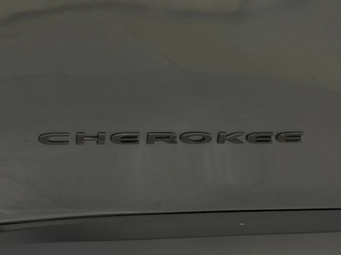 Used 2019 Jeep Cherokee Limited AWD/4WD image 38