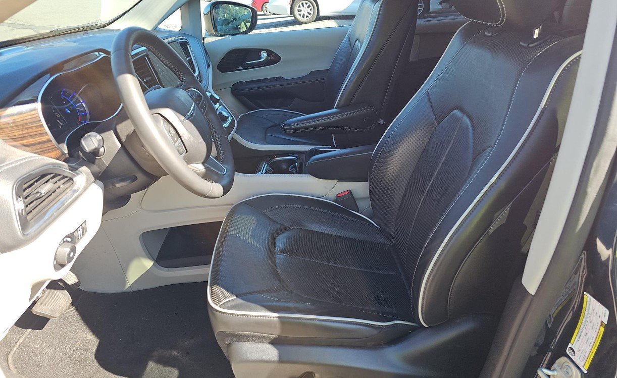 Used 2023 Chrysler Pacifica Limited w/ Uconnect Theater Family Group FWD image 7