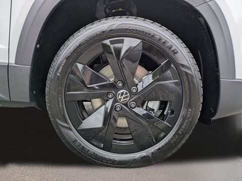 New 2026 Volkswagen Taos SE FWD image 11