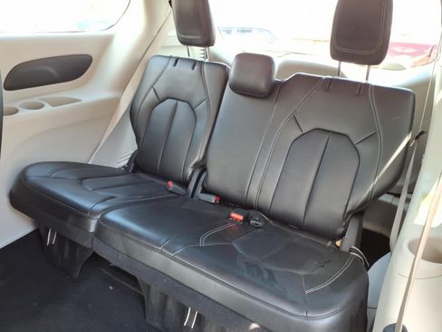Used 2024 Chrysler Pacifica Touring-L FWD image 10