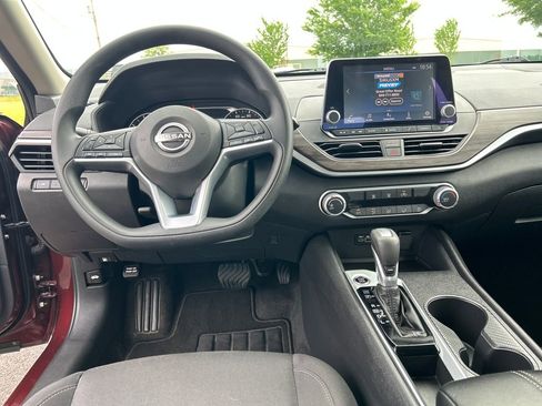 Used 2025 Nissan Altima 2.5 SV FWD image 25