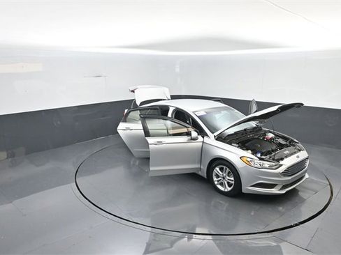 Used 2018 Ford Fusion SE w/ Fusion SE Technology Package image 34