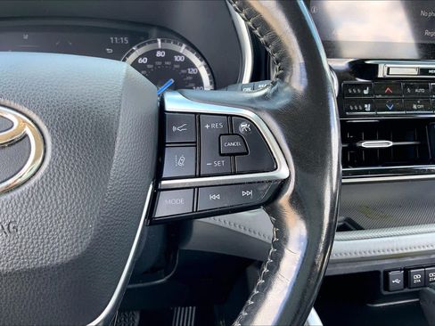 Used 2021 Toyota Highlander Limited FWD image 24