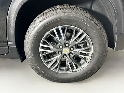 Used 2025 Chevrolet Traverse LT image 11