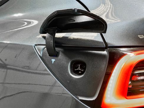 Used 2021 Tesla Model Y Long Range image 5