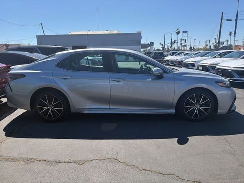 Used 2022 Toyota Camry SE image 4