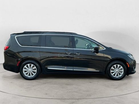 Used 2017 Chrysler Pacifica Touring-L FWD image 4