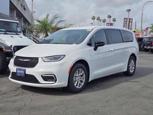 New 2026 Chrysler Pacifica Select image 3