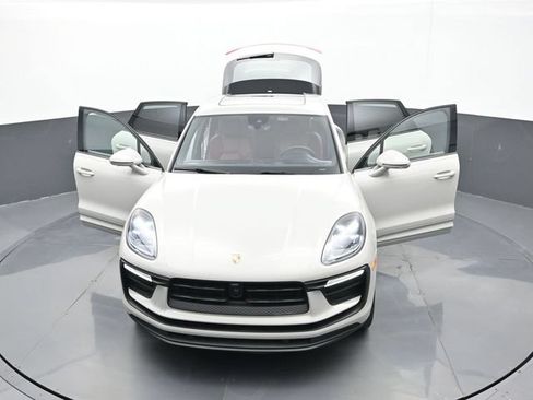 Certified 2024 Porsche Macan AWD/4WD image 32