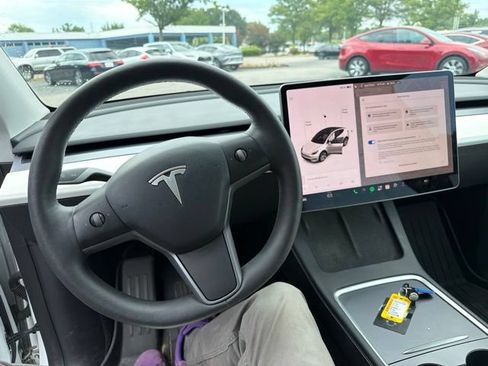 Used 2021 Tesla Model Y Long Range AWD/4WD image 17