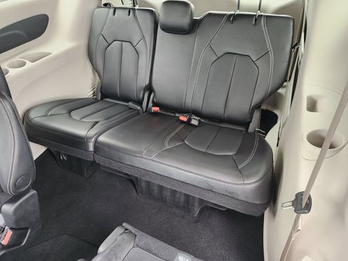 Used 2024 Chrysler Pacifica Touring-L FWD image 29