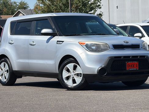 Used 2015 Kia Soul FWD image 2