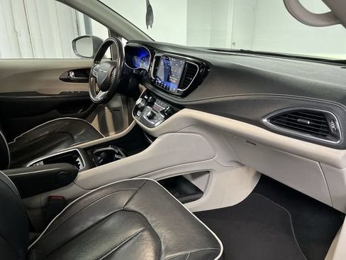 Used 2022 Chrysler Pacifica Limited FWD image 30