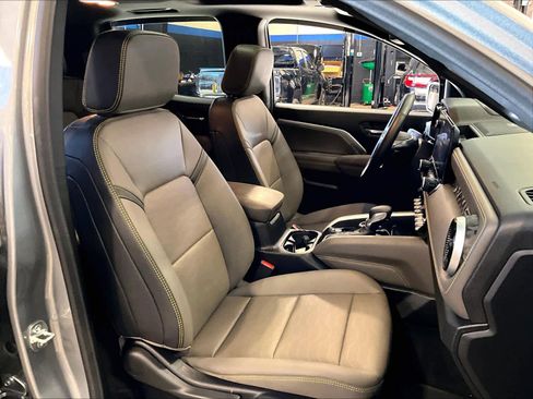 Used 2025 Chevrolet Colorado ZR2 w/ Midnight Edition image 11