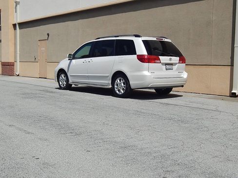 Used 2005 Toyota Sienna XLE Limited image 10