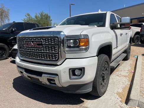 Used 2019 GMC Sierra 2500 Denali w/ Duramax Plus Package AWD/4WD image 1