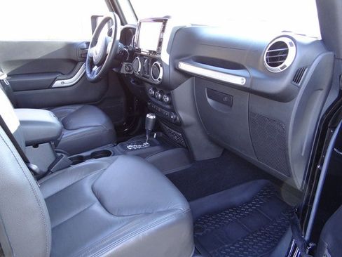 Used 2015 Jeep Wrangler Unlimited Rubicon w/ Connectivity Group AWD/4WD image 28