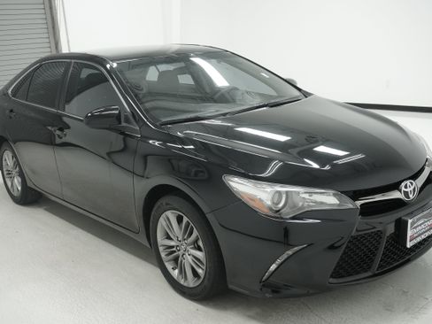 Used 2016 Toyota Camry SE FWD image 3