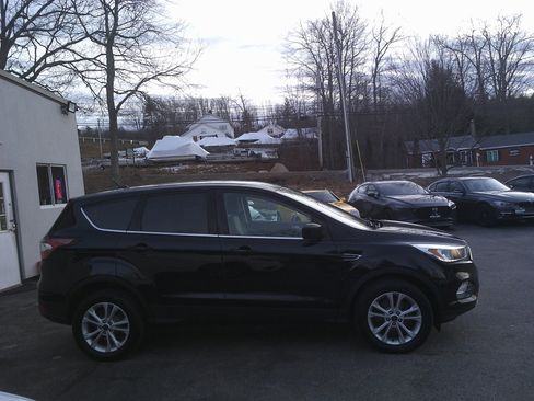 Used 2017 Ford Escape SE image 4