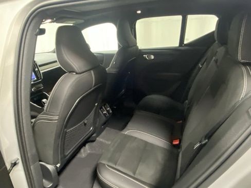 Used 2025 Volvo XC40 B5 Plus image 12