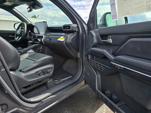 Used 2025 Toyota Tacoma TRD Sport image 11