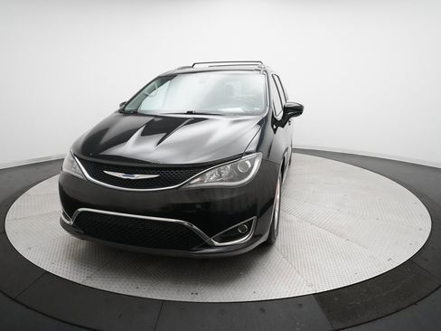 Used 2018 Chrysler Pacifica Touring-L w/ Tire & Wheel Group image 34