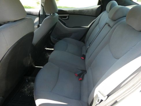 Used 2015 Hyundai Elantra SE image 18