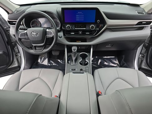 Used 2023 Toyota Highlander XLE image 9