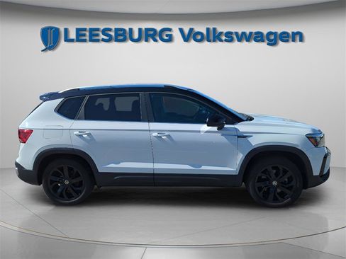 Certified 2023 Volkswagen Taos SE w/ Panoramic Sunroof Package image 14