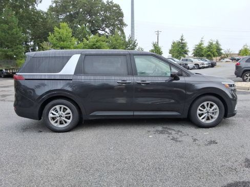Used 2024 Kia Carnival LX FWD image 4