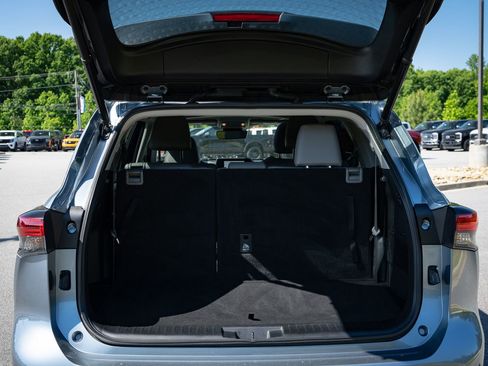 Used 2023 Toyota Highlander XLE FWD image 9