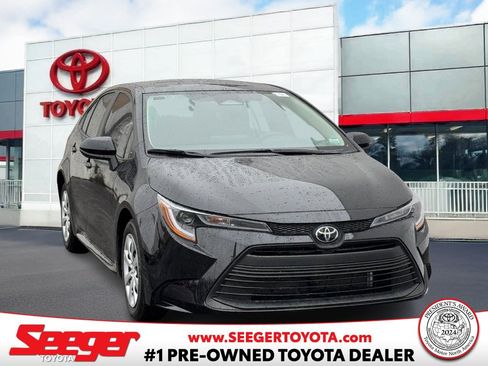 Used 2025 Toyota Corolla LE image 1