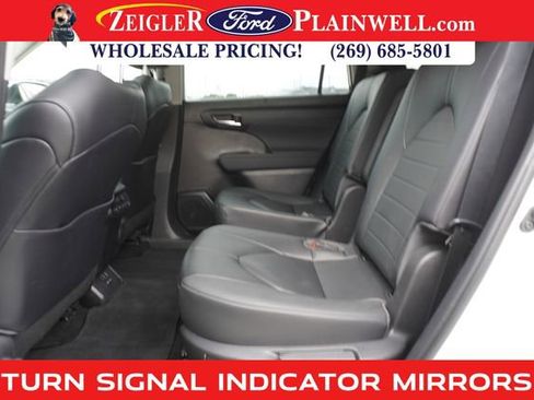 Used 2023 Toyota Highlander XLE image 12