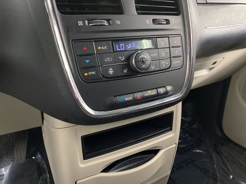 Used 2015 Chrysler Town & Country Touring w/ Driver Convenience Group FWD image 27