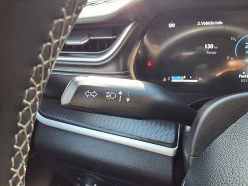 Used 2023 Jeep Grand Cherokee Laredo image 17