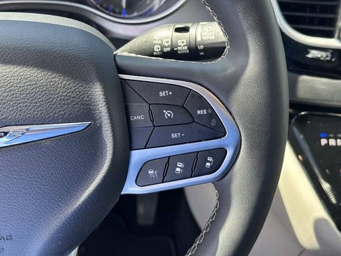 Used 2023 Chrysler Pacifica Touring-L FWD image 25