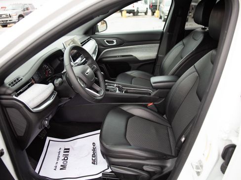 Used 2024 Jeep Compass Latitude image 20