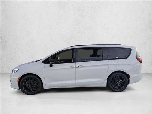 Used 2024 Chrysler Pacifica Limited w/ S Appearance Package FWD image 7