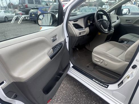 Used 2015 Toyota Sienna LE image 22