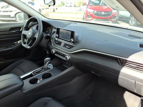 Used 2024 Nissan Altima 2.5 S image 11