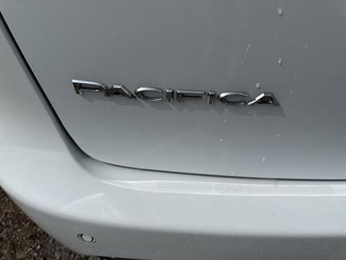 Used 2024 Chrysler Pacifica Touring-L FWD image 13