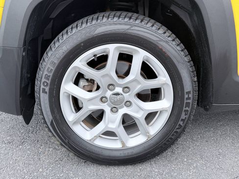 Used 2018 Jeep Renegade Latitude w/ Cold Weather Group FWD image 29