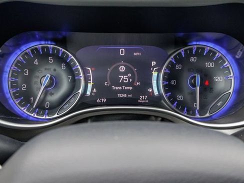 Used 2023 Chrysler Pacifica Touring-L FWD image 20