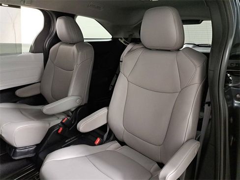 Used 2025 Toyota Sienna XLE image 13