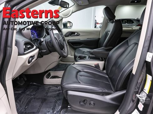 Used 2023 Chrysler Pacifica Touring-L FWD image 14