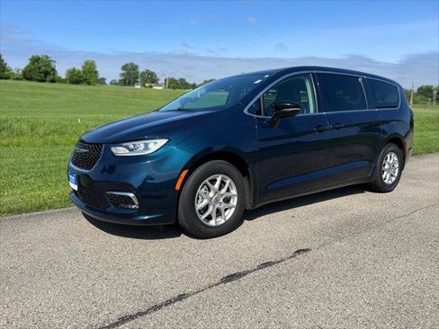 Certified 2024 Chrysler Pacifica Touring-L FWD image 1