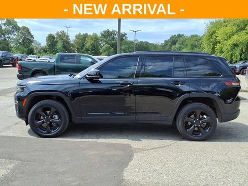 Used 2025 Jeep Grand Cherokee Limited w/ Black Appearance Package AWD/4WD image 4
