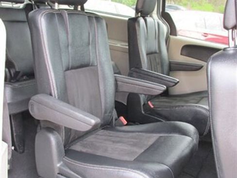 Used 2019 Dodge Grand Caravan SXT image 16