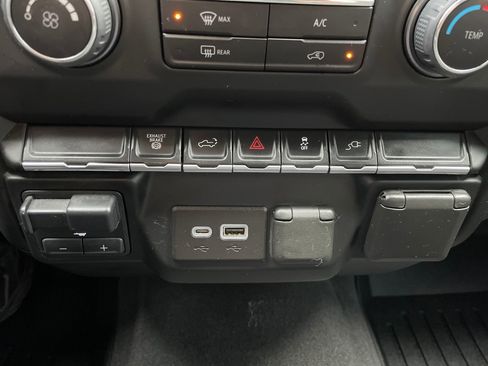 Used 2022 Chevrolet Silverado 2500 Custom w/ Custom Value Package image 21