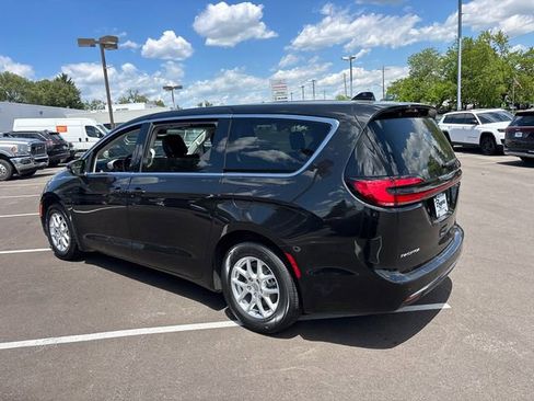 Used 2023 Chrysler Pacifica Touring-L FWD image 4